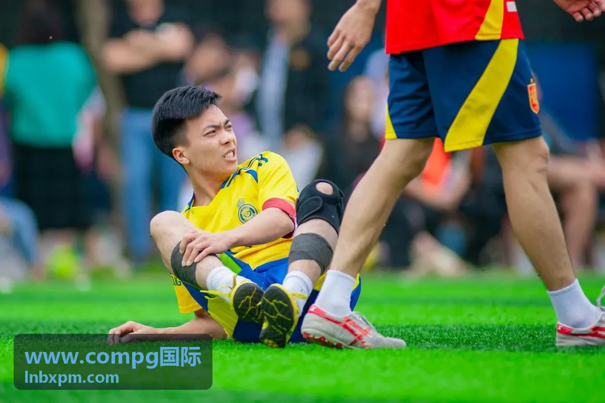 www.compg国际工作人员在海外港口对准备装运的工程设备进行整备检查